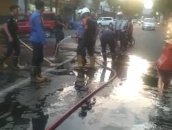 Satpol PP dan Tim Damkar Bondowoso Lakukan Pembersihan di Jalan PB Sudirman