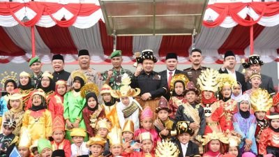 Peringatan Hardiknas 2023, Bupati Tapsel Kenakan Baju Adat Batak Angkola