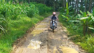 Warga Tuntut Perbaikan Jalan Rusak Akibat Pembangunan Bendungan Bagong Trenggalek