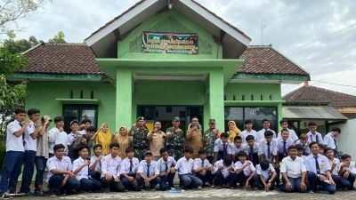 Geruduk Posramil 0822/03, Sambutan Hangat Diterima Guru dan Siswa SMPN 1 Taman Krocok