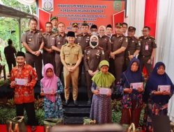 Bupati Trenggalek Dampingi Kejati Jawa Timur Salurkan Bantuan kepada Warga Kampung Indah Permai