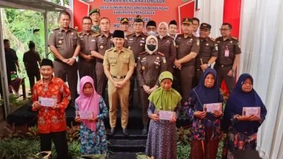 Bupati Trenggalek Dampingi Kejati Jawa Timur Salurkan Bantuan kepada Warga Kampung Indah Permai