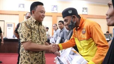 Bupati Ilham Kembali Serahkan Klaim AUTS/K Kepada Peternak di Bantaeng