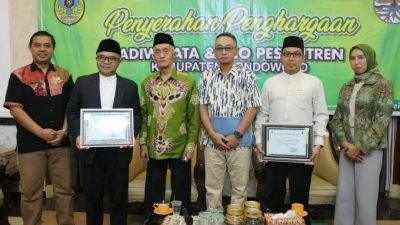 Bupati Bondowoso Menyerahkan Penghargaan Adiwiyata dan Eco Pesantren