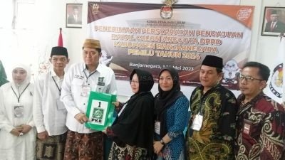 Pengumpulan Berkas Bacaleg Pemilu 2024 Mendatang, Partai PKB Banjarnegara Datangi KPU dengan Puluhan Andong Bersama Ratusan Kader dan Simpatisan