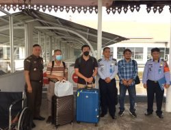 Kasi Intel Kejari Dumai Dampingi Imigrasi Deportasi Dua WNA yang Bekerja di PT SJIO