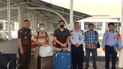 Kasi Intel Kejari Dumai Dampingi Imigrasi Deportasi Dua WNA yang Bekerja di PT SJIO