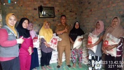Kepala Kampung Sinar Gading Way Kanan Salurkan Bantuan Beras Cadangan Pangan Pemerintah Kepada 81 KPM