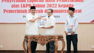 Bupati Pasaman Terima Penghargaan dari BPK RI, Raih Opini WTP 10 Kali Berturut-turut