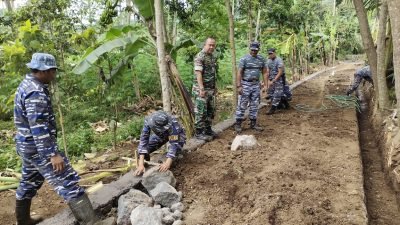 Satgas TMMD 116 Bondowoso Pasang Pondasi Batu untuk Jalan Desa