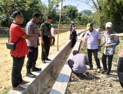 Babinsa 0826-02 Tlanakan Pamekasan Dampingi Tim Audit Tinjau Hasil Pembangunan Desa