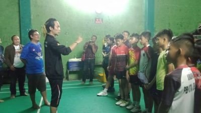 Berikan Semangat dan Motivasi Para Atlet Bulutangkis Menjelang Porprov Jatim, Ini Pesan Ketua PBSI Jember