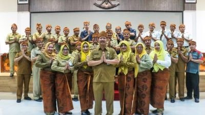 Diskominfo Probolinggo Awali Pemakaian Udeng Tengger Saat Rapat Kedinasan