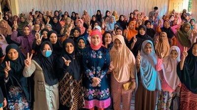 Ketua TP PKK Bantaeng Salurkan Bantuan Pangan Beras di Kecamatan Sinoa