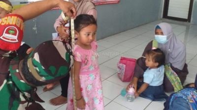 Cegah Stunting, Babinsa Koramil 12/Watukumpul Kodim 0711/Pemalang Dampingi Posyandu di Desa Bongas