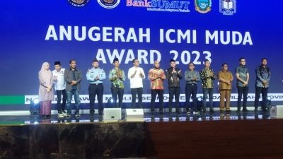 Bupati Tapsel Terima Penghargaan Anugerah ICMI Muda Award 2023
