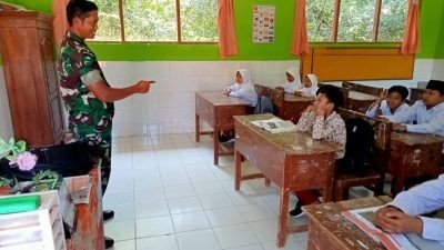 Tanamkan Wawasan Kebangsaan Sejak Usia Dini, Babinsa Koramil 0826-08 Palengaan Pamekasan Datangi SDN Angsanah 1