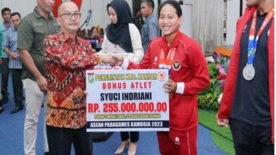 Pj Bupati Kampar Berikan Bonus Atlet Peraih Medali ASEAN Paragames Kamboja Tahun 2023