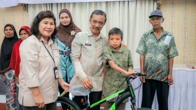 Sekda Pasaman Serahkan Bantuan Kemensos RI Kepada 359 Penerima Manfaat dari Kalangan Disabilitas