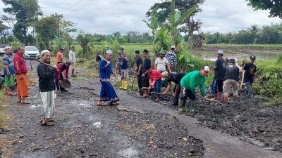 Tak Ingin Ada Korban, Al Fatih Indonesia Perbaikan Jalan di Bondowoso dengan Alat Seadanya