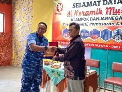 Kunjungan Kerja ke Banjarnegara, Komandan Satrad 214 Tegal Mencoba Membuat Keramik di Keramik Mustika Klampok