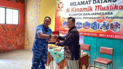 Kunjungan Kerja ke Banjarnegara, Komandan Satrad 214 Tegal Mencoba Membuat Keramik di Keramik Mustika Klampok
