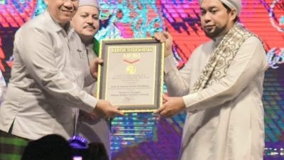 Luar Biasa..!! Bupati Situbondo dan KHR Achmad Azaim Ibrahimy Raih Penghargaan MURI