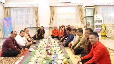 Bupati Ngeliwet Bareng Sekda dan OPD di Paviliun Tapsel Pada Penutupan PRSU ke-49