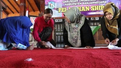 Sekitar 60 Anggota GOW Banjarnegara Belajar Shibori Khas Jepang