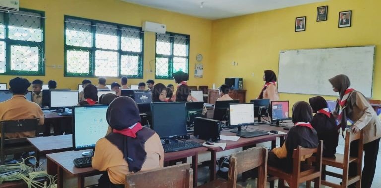 Kepala SMPN 1 Curahdami