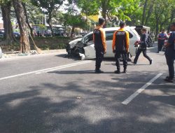Pengemudi Avanza Diduga Mengantuk, Mobilnya Ringsek Usai Seruduk Pohon di Surabaya