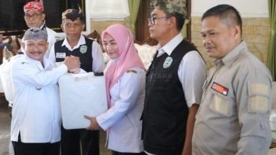 Musim Kemarau Akibatkan Kekurangan Air Bersih, Bupati Situbondo Salurkan Ratusan Jerigen untuk Warga Terdampak