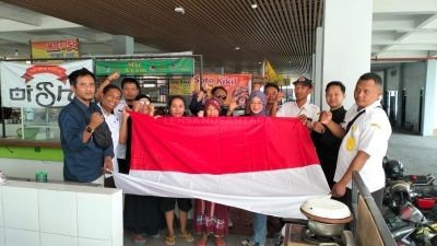 Peringati HUT RI ke 78, Bakesbangpol Bojonegoro Bersama JMSI dan IPSI Bagikan Ratusan Bendera Merah Putih