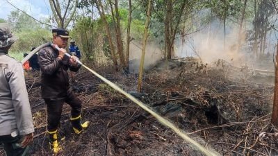 Menyemangati Tim Karhutla, Personel Kejari Dumai Ikut Berjibaku Padamkan Api