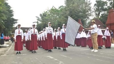 Berangkatkan Lomba Gerak Jalan Tingkat SD Peringatan HUT RI ke 78, Sekda Trenggalek: Memupuk Persatuan dan Kesatuan Indonesia