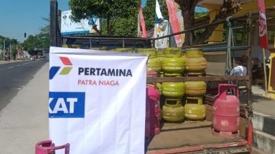 Atasi Kelangkaan Gas LPG 3 Kg, Camat Jelbuk Jember Gelar Operasi Pasar