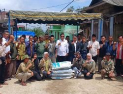 Wabup Tapsel Serahkan Belasan Ton Pupuk dan Ratusan Ribu Bibit Kopi Kepada 608 Petani Kopi