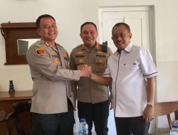 Akhiri Kesalahpahaman, Kabag Ops Polrestabes Surabaya dan Wawali Armudji Saling Berjabat Tangan