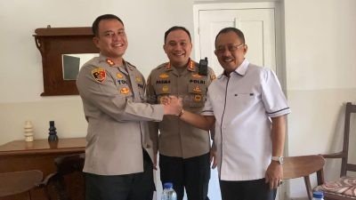 Akhiri Kesalahpahaman, Kabag Ops Polrestabes Surabaya dan Wawali Armudji Saling Berjabat Tangan