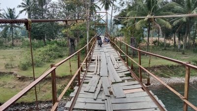 Masuk Dalam Janji Politik Bupati dan Wabup, Lantai Jembatan Sungai Luas Kaur Rusak Parah
