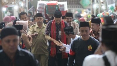 Ganjar Ziarah Makam Mbah Dalhar Watucongol; Beliau Ajarkan Ketegasan dan Tidak Boleh Ragu