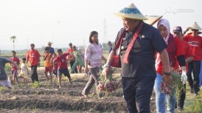 Bupati Nganjuk Dorong Petani Bentuk Koperasi Atasi Anjloknya Harga Bawang Merah