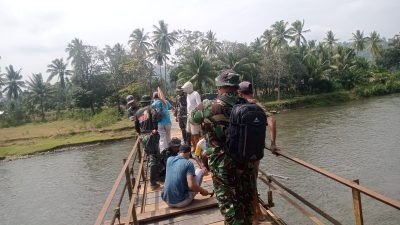 Kompak, TNI-Polri Beserta Wartawan dan Masyarakat Perbaiki Lantai Jembatan Rusak di Kaur
