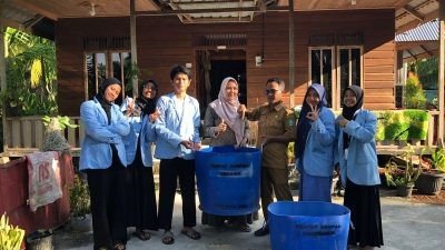 Mahasiswa KKN Universitas Riau Manfaatkan Drum Bekas Jadi Tong Sampah untuk Masjid di Desa Sukajadi Bengkalis