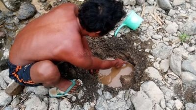 Kekeringan Melanda Banjarnegara, Warga Mengeruk Pasir dengan Tangan Cari Sumber Mata Air