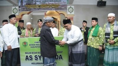 Bupati Tapsel Diminta Masyarakat Angkola Barat Jadi Imam Salat Subuh