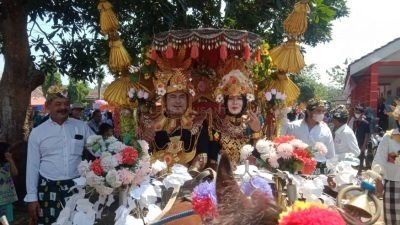 Karnaval Umum HUT RI ke-78, Kades Tegalrejo Jember Gunakan Pakaian Adat Bali