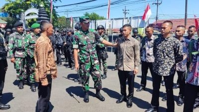 Dandim 0830 Surabaya Utara Berikan Arahan Kepada Pasukan Cadangan Pam VVIP Kunker RI 2 saat Apel Pengecekan