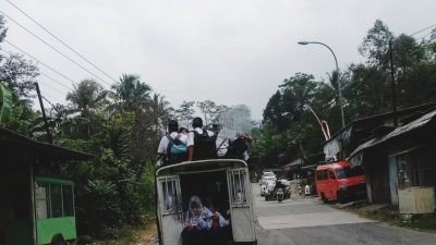 Meski Berbahaya, Sejumlah Pelajar di Banjarnegara dengan Santainya Naik Atap Mobil Angkudes Dijalan Menanjak