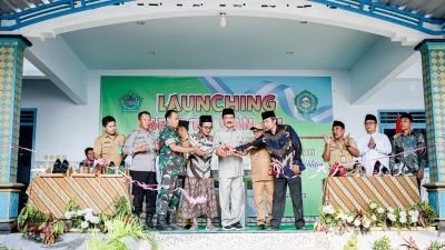 Wabup Pamekasan Launching Sepatu Van Am, Hasil Produksi Alumni Ponpes Al Mukhlisin Setelah Mengikuti WUB